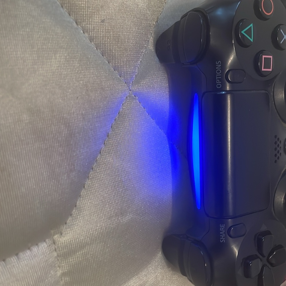 I’m selling a ps4 bundle - Picture 8 of 11
